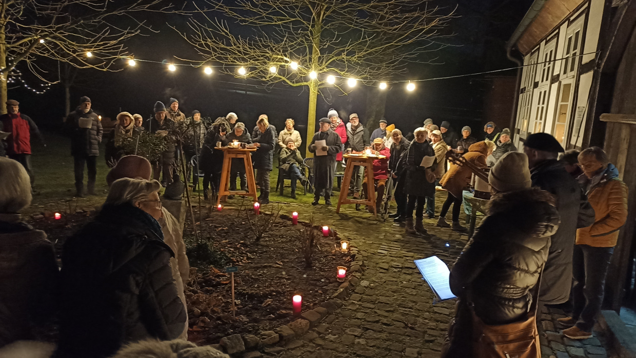 Viele Sänger:innen besuchen das offene Adventssingen im festlich beleuchteten Ambiente des Museums