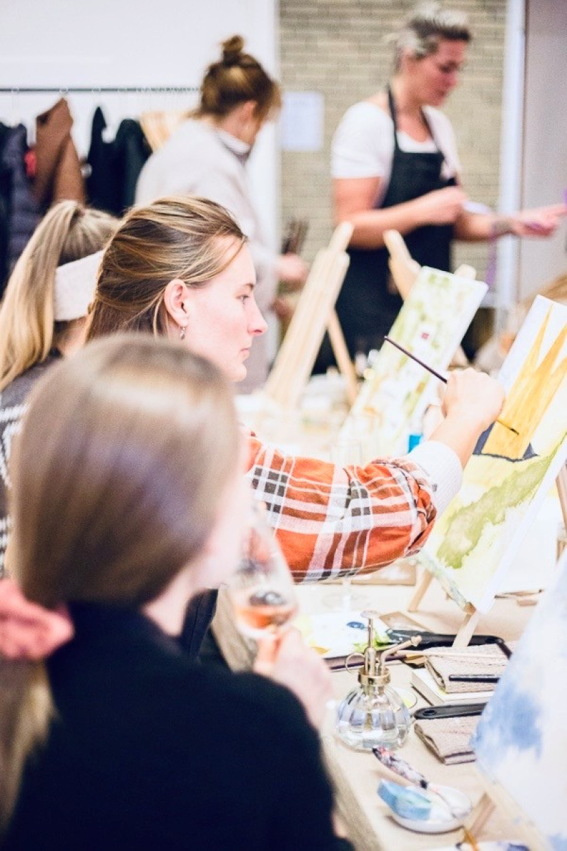 Workshop-Teilnehmende vor der Staffelei