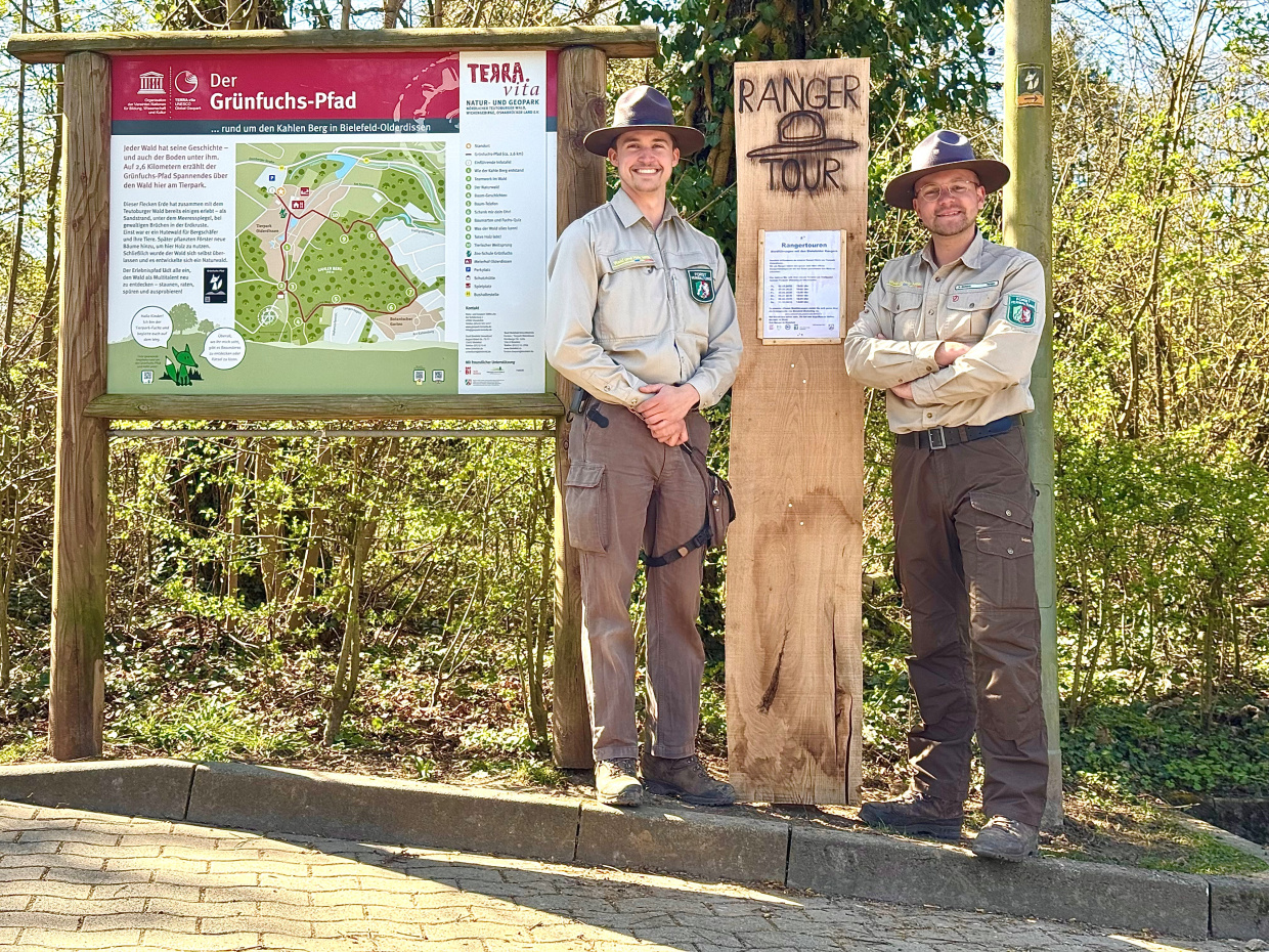 Die Bielefelder Ranger vor der Rangerstele am Tierpark Olderdissen