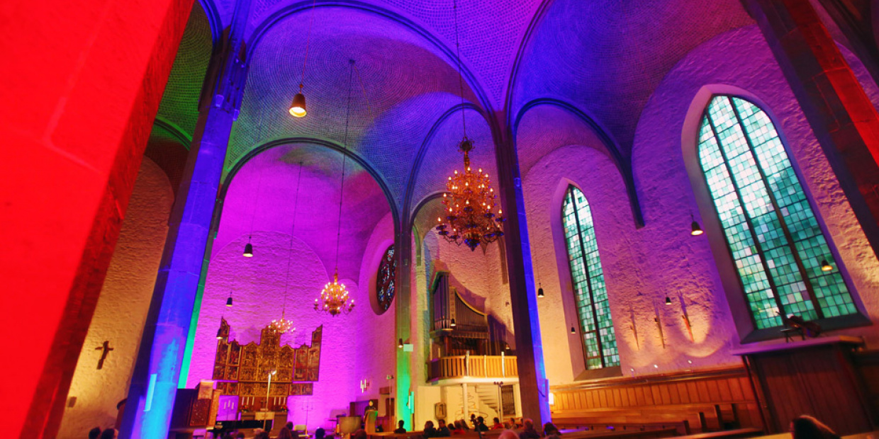 Bunt leuchtet die Kirche von innen nur einmal jährlich zu den Nachtansichten