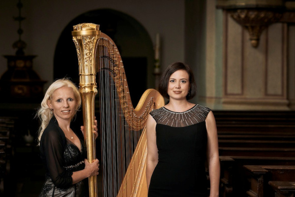 Jenny Meyer mit Harfe; Pia Buchert