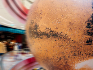 Eine Nahaufnahme des Mars-Modells.